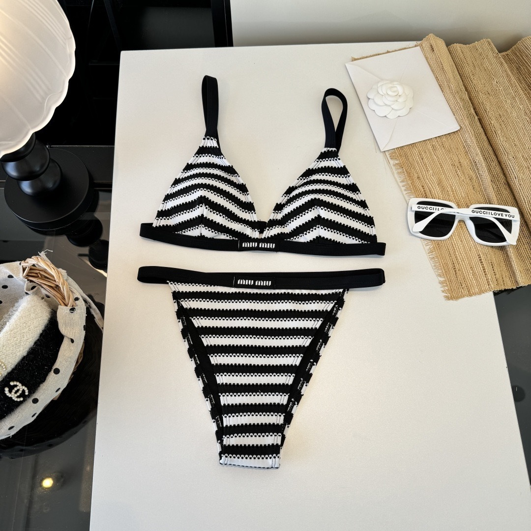 。miumiu缪缪新款分体比基尼泳衣👙❤️😍🥰适合多种场景的游泳衣🏊‍♀️海边 游泳池 温泉 水上乐园 