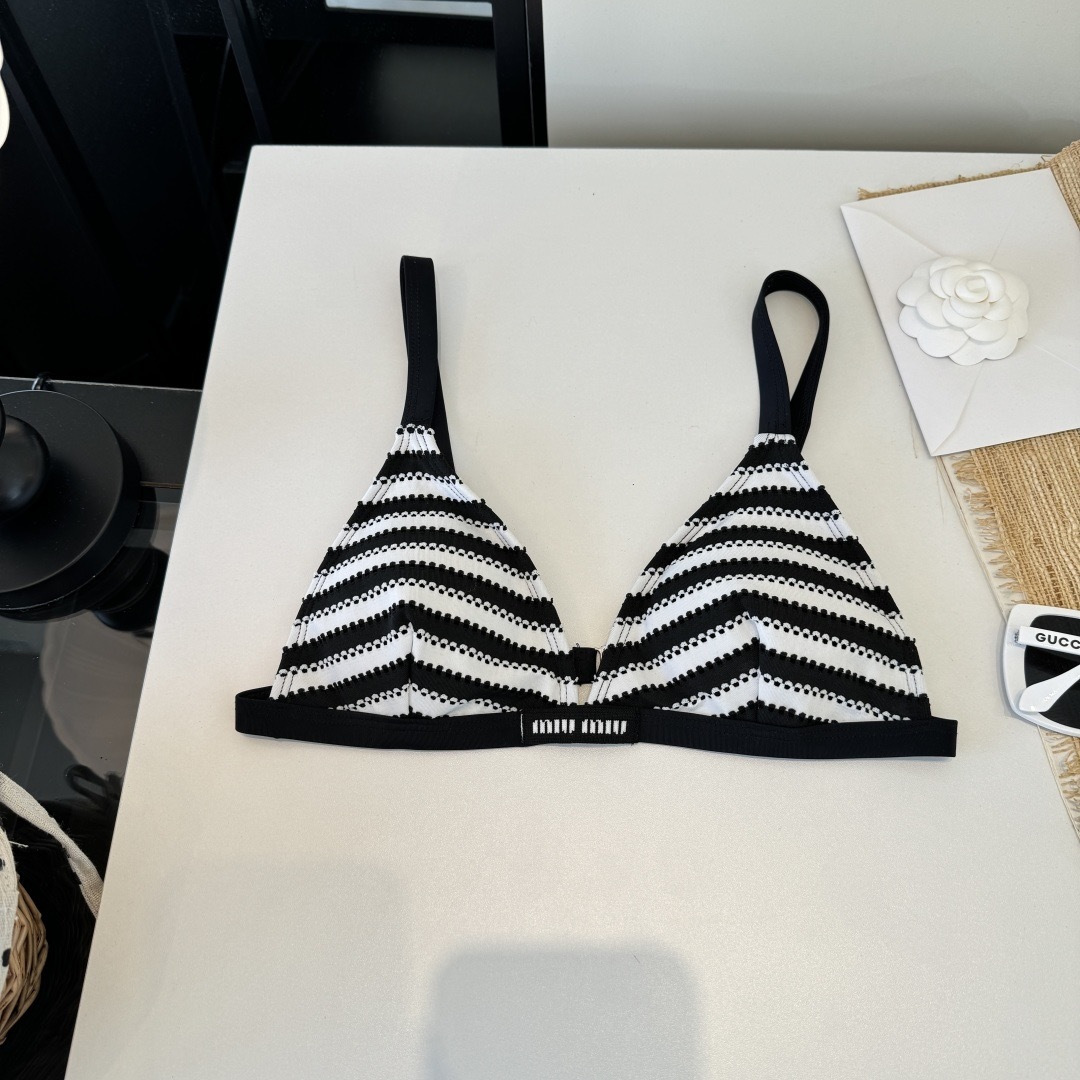 。miumiu缪缪新款分体比基尼泳衣👙❤️😍🥰适合多种场景的游泳衣🏊‍♀️海边 游泳池 温泉 水上乐园 