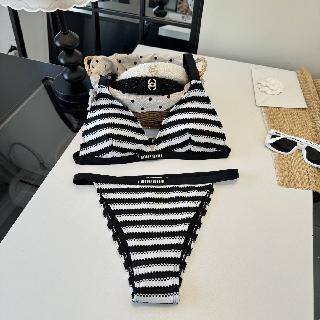 。miumiu缪缪新款分体比基尼泳衣👙❤️😍🥰适合多种场景的游泳衣🏊‍♀️海边 游泳池 温泉 水上乐园 