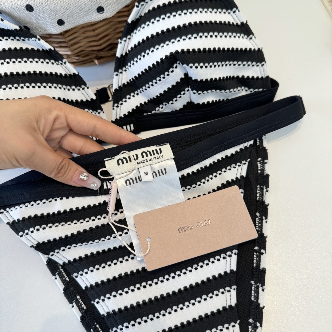 。miumiu缪缪新款分体比基尼泳衣👙❤️😍🥰适合多种场景的游泳衣🏊‍♀️海边 游泳池 温泉 水上乐园 