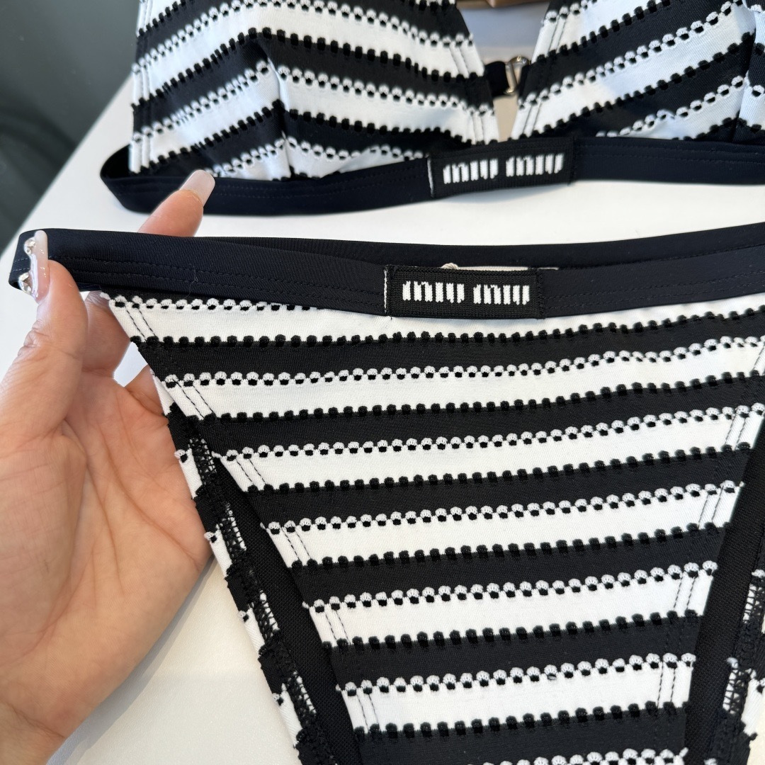 。miumiu缪缪新款分体比基尼泳衣👙❤️😍🥰适合多种场景的游泳衣🏊‍♀️海边 游泳池 温泉 水上乐园 