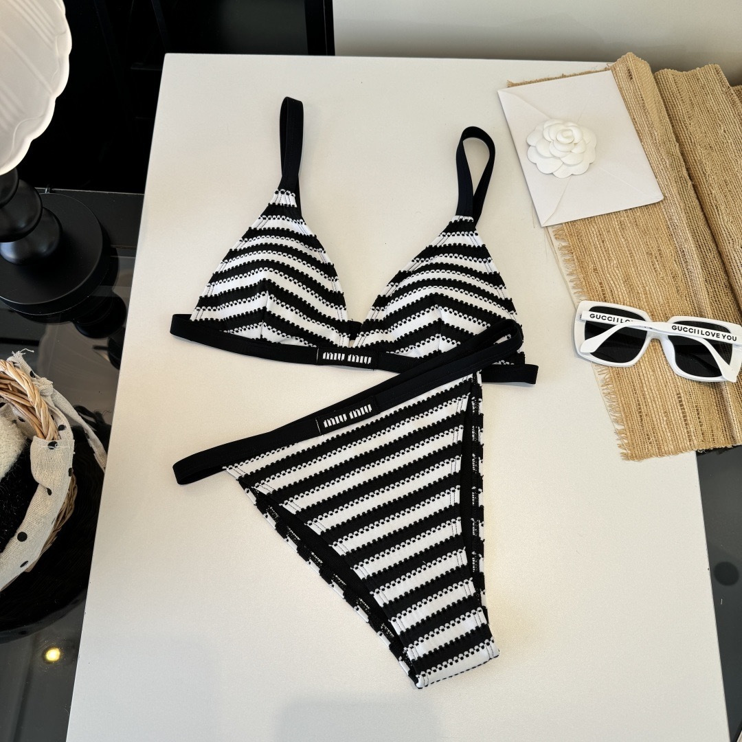 。miumiu缪缪新款分体比基尼泳衣👙❤️😍🥰适合多种场景的游泳衣🏊‍♀️海边 游泳池 温泉 水上乐园 