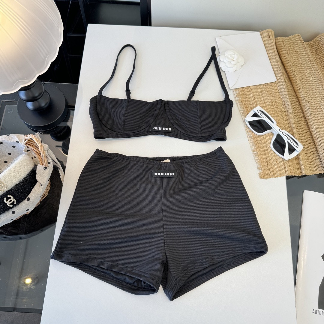 。miumiu缪缪新款分体比基尼泳衣👙❤️😍🥰适合多种场景的游泳衣🏊‍♀️海边 游泳池 温泉 水上乐园 