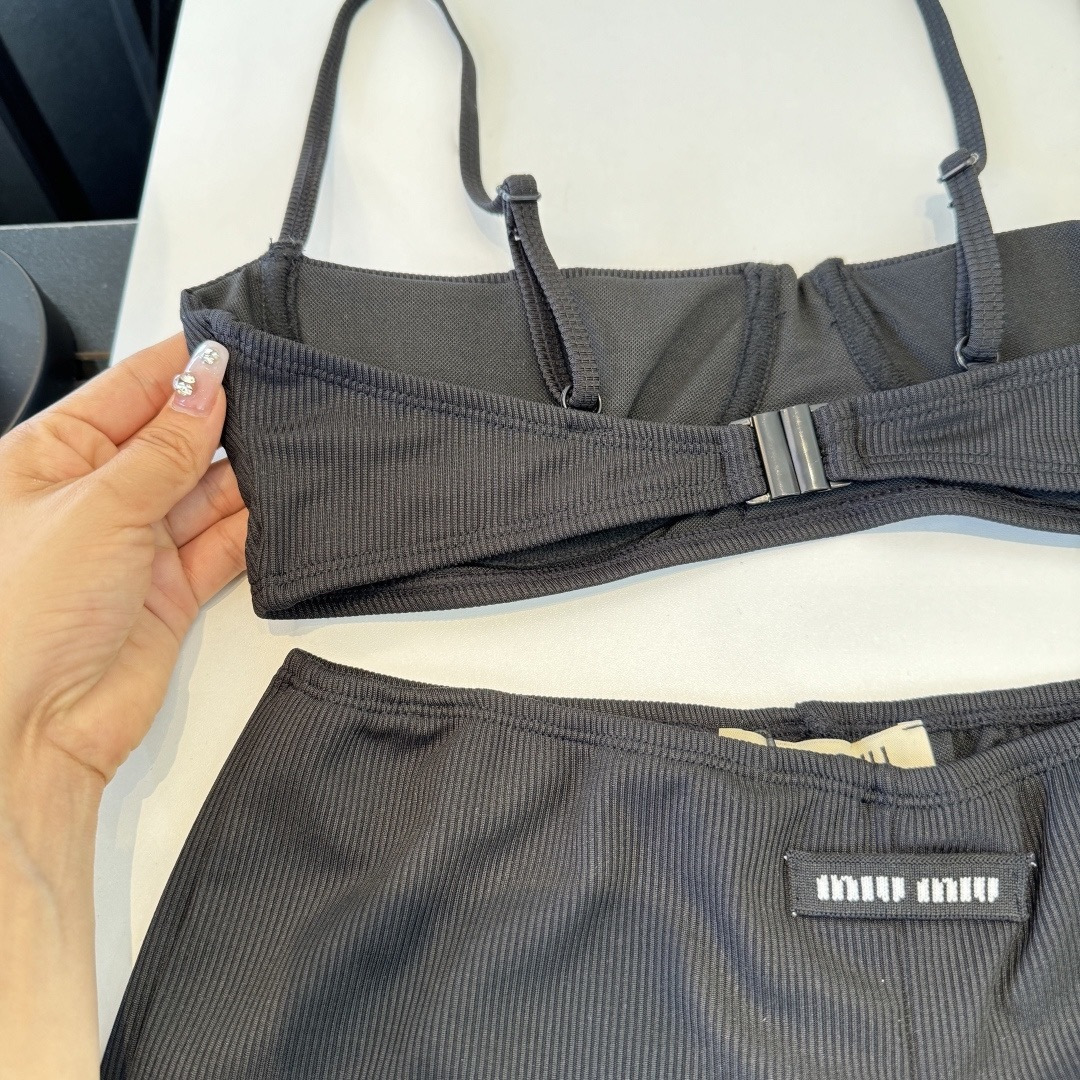 。miumiu缪缪新款分体比基尼泳衣👙❤️😍🥰适合多种场景的游泳衣🏊‍♀️海边 游泳池 温泉 水上乐园 