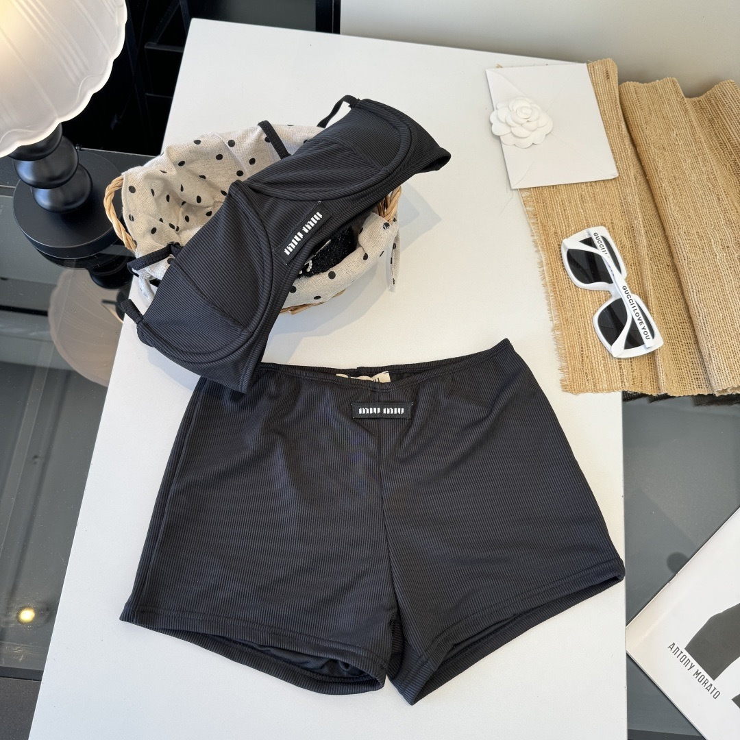。miumiu缪缪新款分体比基尼泳衣👙❤️😍🥰适合多种场景的游泳衣🏊‍♀️海边 游泳池 温泉 水上乐园 