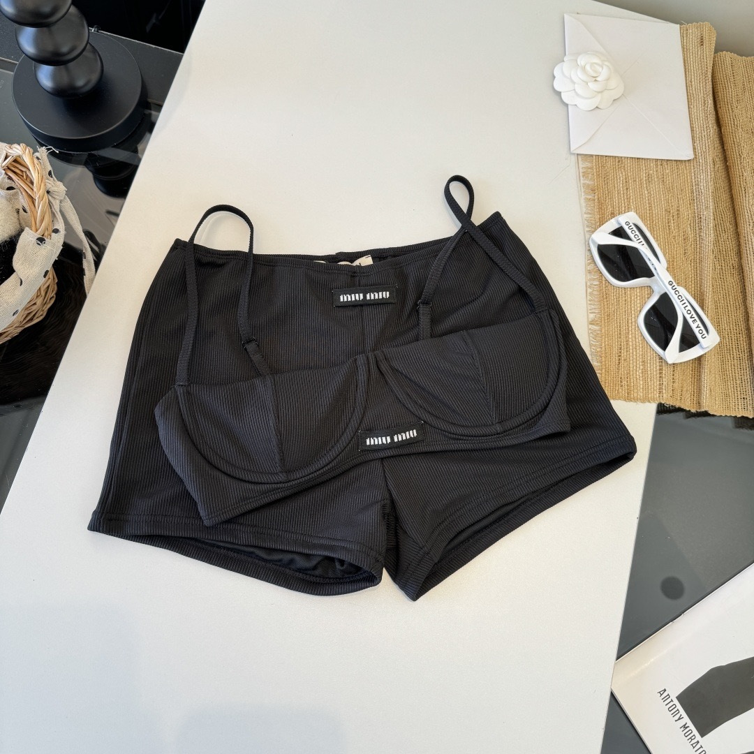 。miumiu缪缪新款分体比基尼泳衣👙❤️😍🥰适合多种场景的游泳衣🏊‍♀️海边 游泳池 温泉 水上乐园 