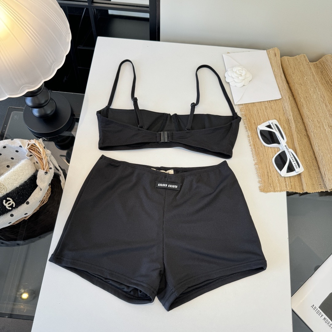 。miumiu缪缪新款分体比基尼泳衣👙❤️😍🥰适合多种场景的游泳衣🏊‍♀️海边 游泳池 温泉 水上乐园 