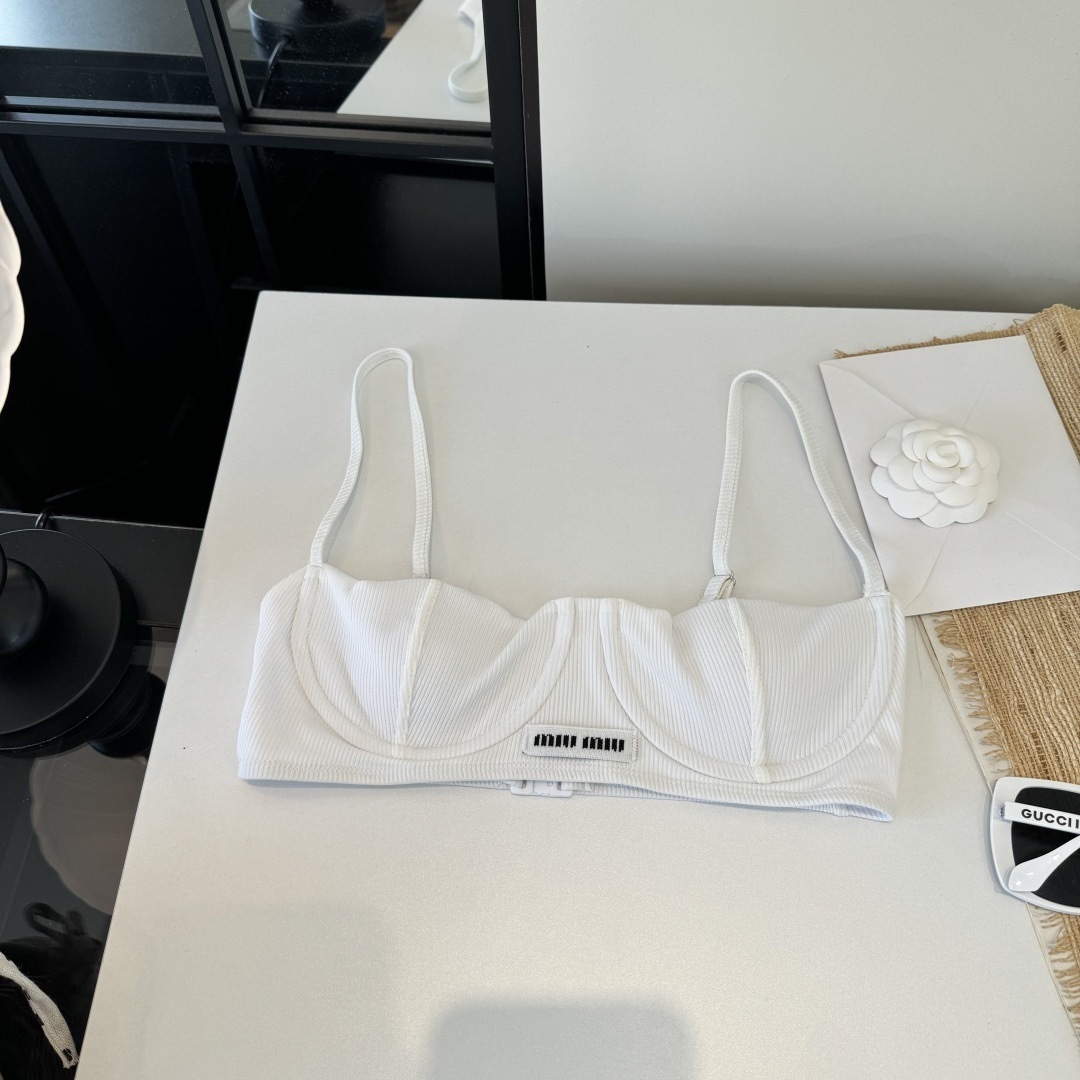 。miumiu缪缪新款分体比基尼泳衣👙❤️😍🥰适合多种场景的游泳衣🏊‍♀️海边 游泳池 温泉 水上乐园 