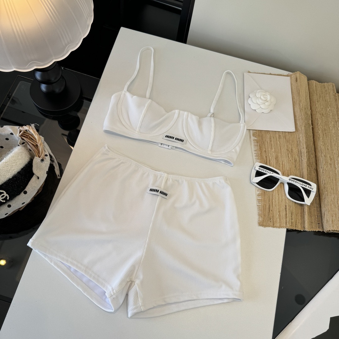 。miumiu缪缪新款分体比基尼泳衣👙❤️😍🥰适合多种场景的游泳衣🏊‍♀️海边 游泳池 温泉 水上乐园 