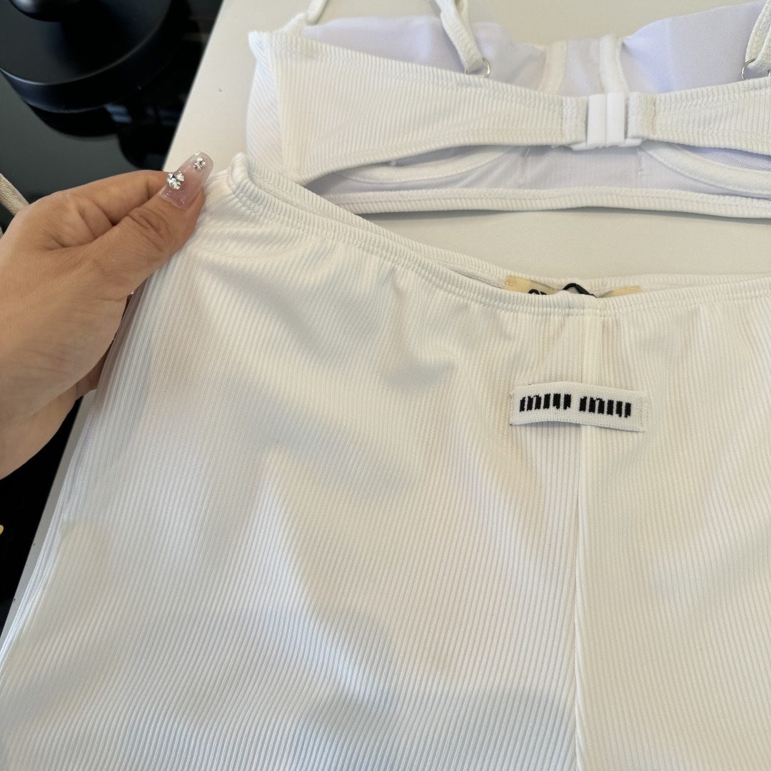 。miumiu缪缪新款分体比基尼泳衣👙❤️😍🥰适合多种场景的游泳衣🏊‍♀️海边 游泳池 温泉 水上乐园 
