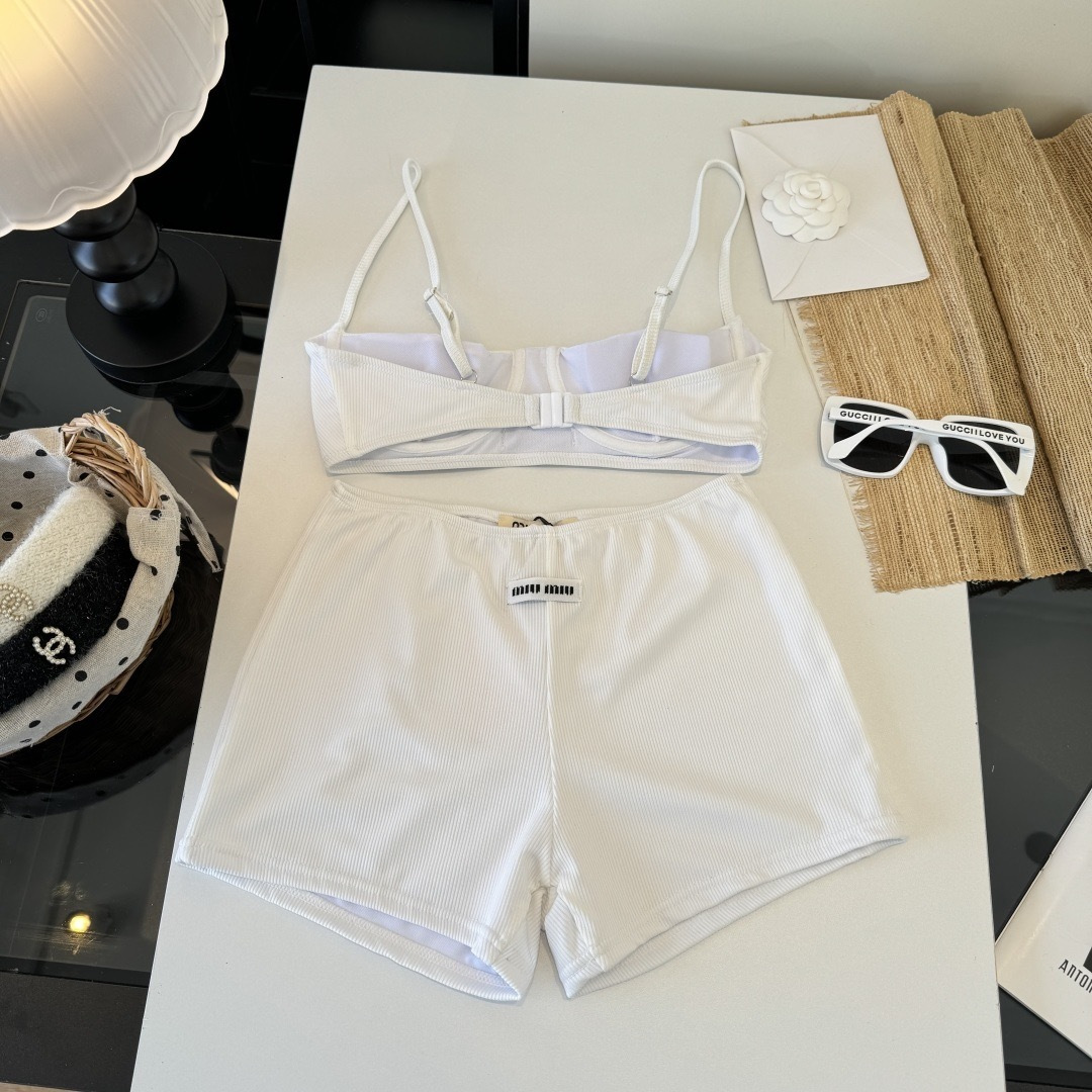 。miumiu缪缪新款分体比基尼泳衣👙❤️😍🥰适合多种场景的游泳衣🏊‍♀️海边 游泳池 温泉 水上乐园 