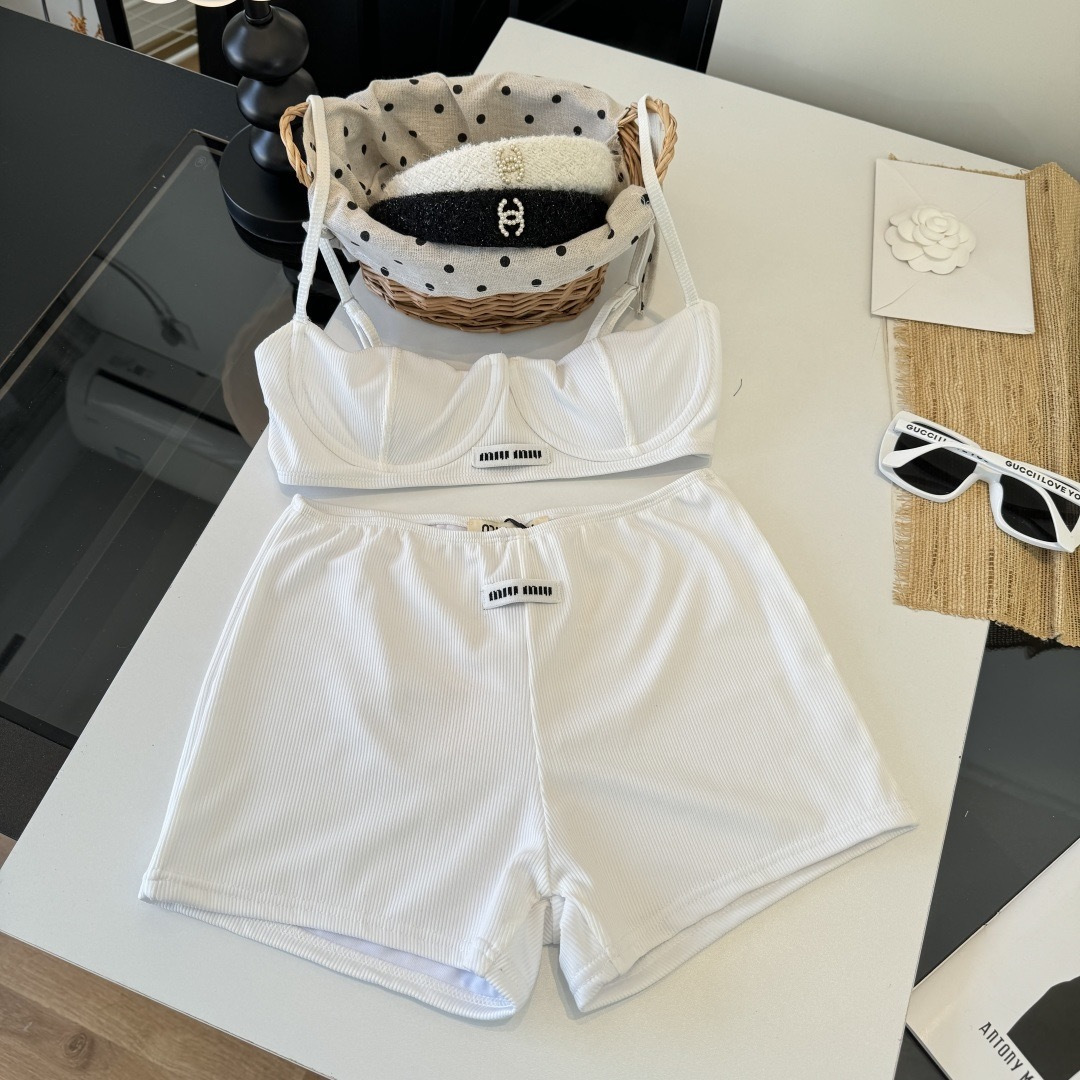 。miumiu缪缪新款分体比基尼泳衣👙❤️😍🥰适合多种场景的游泳衣🏊‍♀️海边 游泳池 温泉 水上乐园 