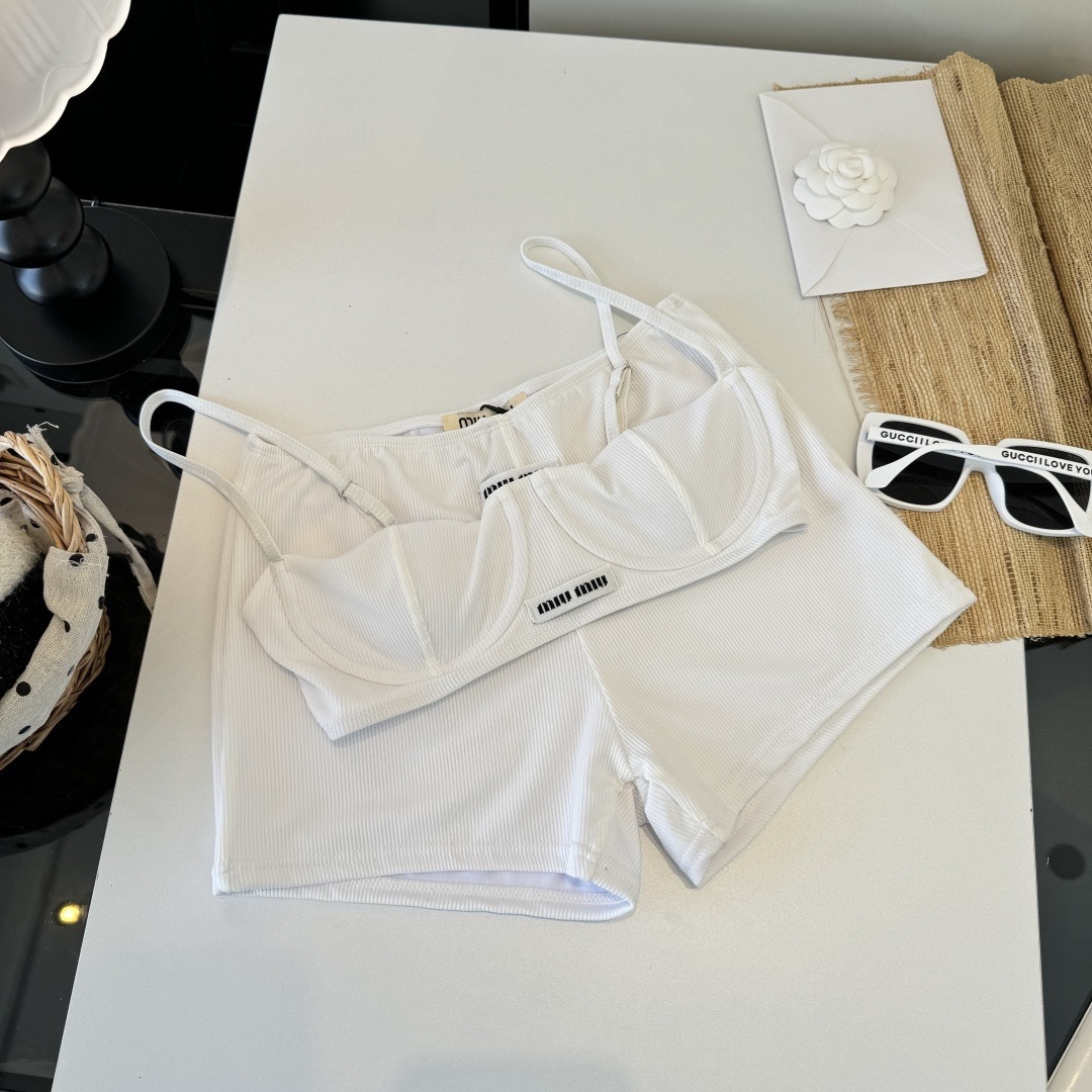 。miumiu缪缪新款分体比基尼泳衣👙❤️😍🥰适合多种场景的游泳衣🏊‍♀️海边 游泳池 温泉 水上乐园 