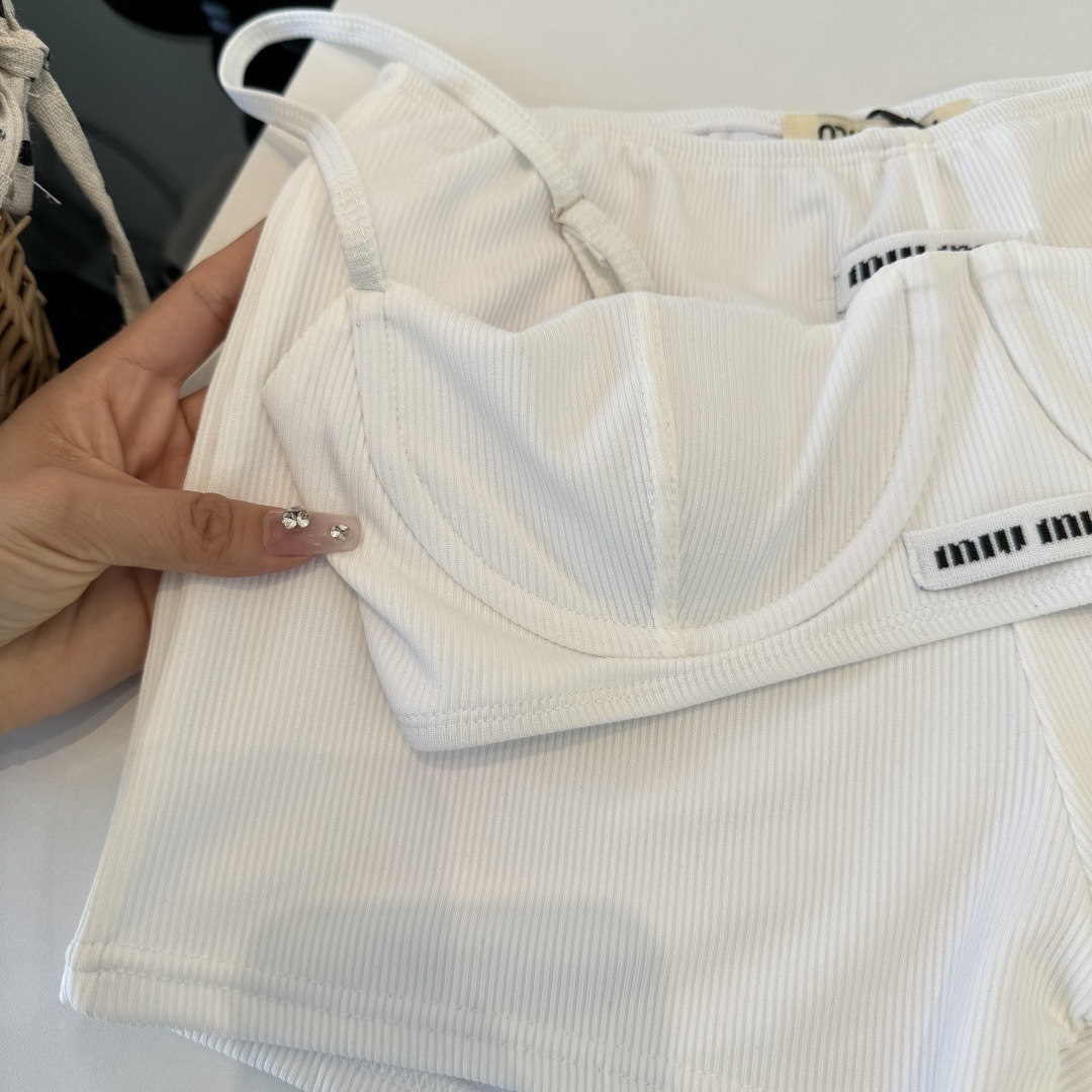 。miumiu缪缪新款分体比基尼泳衣👙❤️😍🥰适合多种场景的游泳衣🏊‍♀️海边 游泳池 温泉 水上乐园 