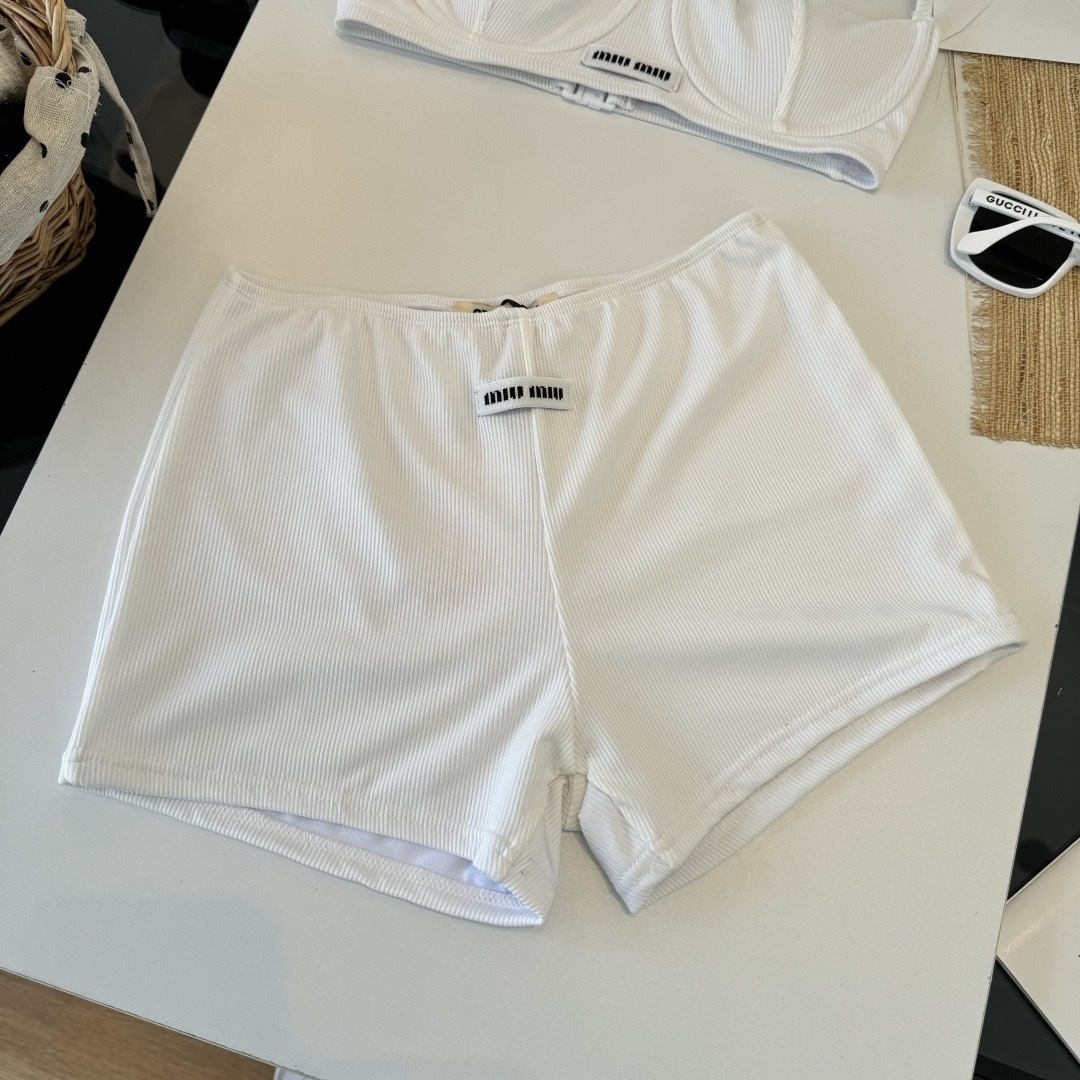 。miumiu缪缪新款分体比基尼泳衣👙❤️😍🥰适合多种场景的游泳衣🏊‍♀️海边 游泳池 温泉 水上乐园 