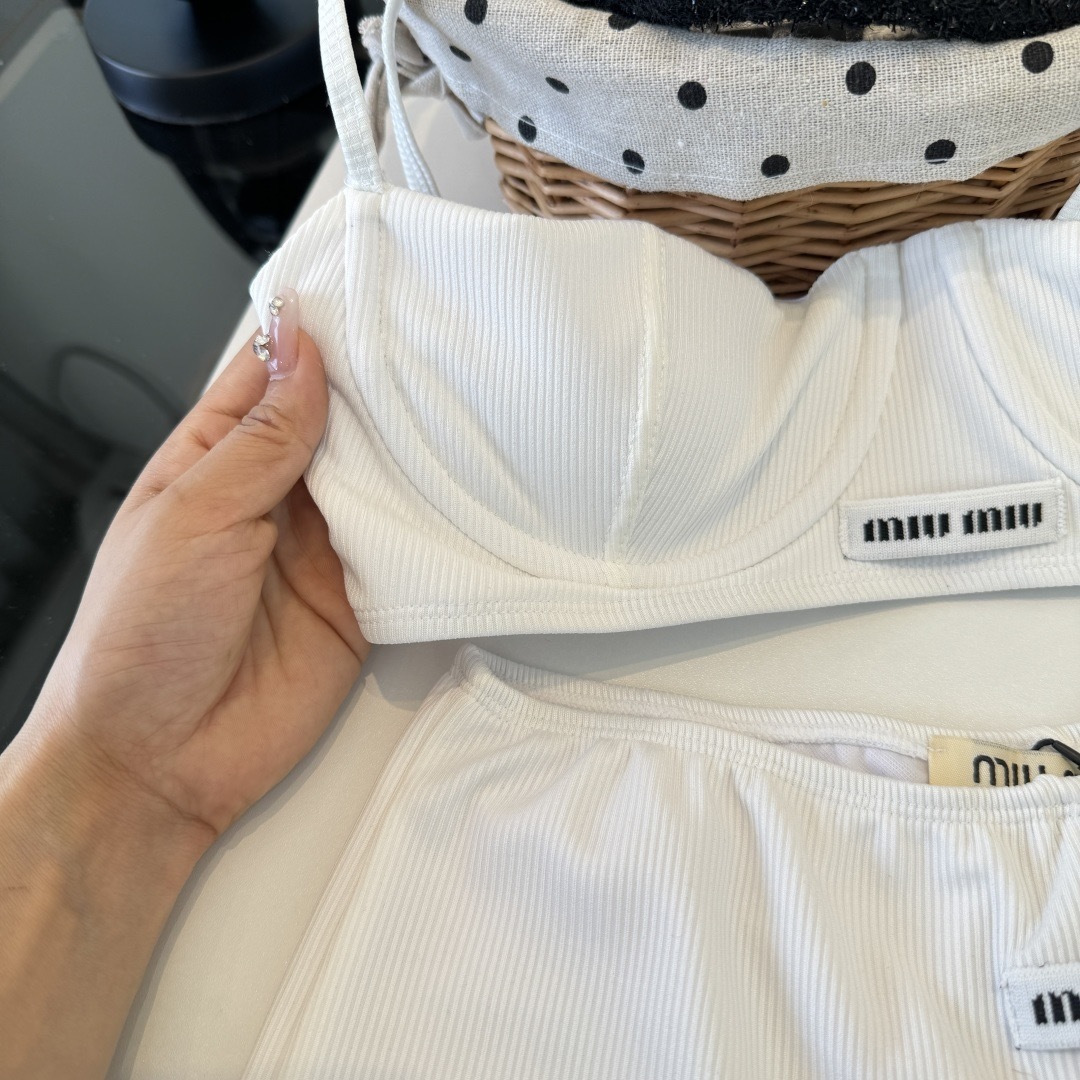 。miumiu缪缪新款分体比基尼泳衣👙❤️😍🥰适合多种场景的游泳衣🏊‍♀️海边 游泳池 温泉 水上乐园 