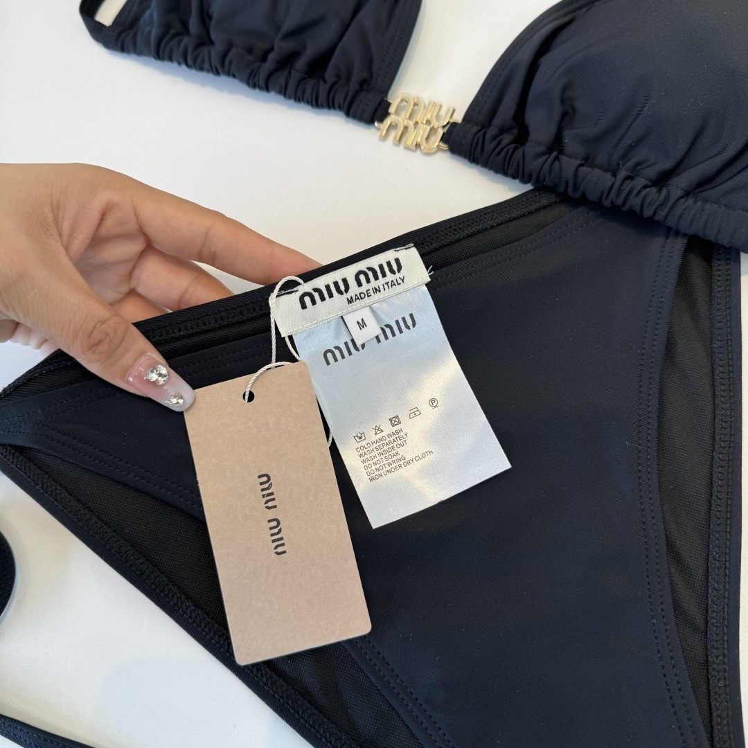 。miumiu缪缪新款分体比基尼泳衣👙❤️😍🥰适合多种场景的游泳衣🏊‍♀️海边 游泳池 温泉 水上乐园 