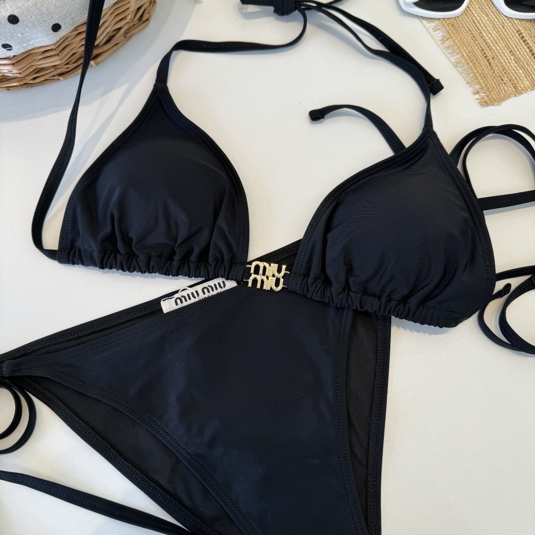 。miumiu缪缪新款分体比基尼泳衣👙❤️😍🥰适合多种场景的游泳衣🏊‍♀️海边 游泳池 温泉 水上乐园 