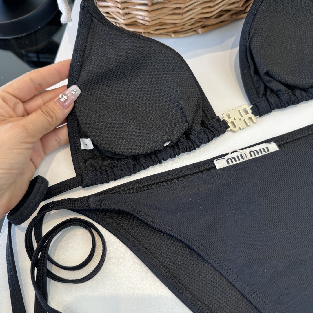 。miumiu缪缪新款分体比基尼泳衣👙❤️😍🥰适合多种场景的游泳衣🏊‍♀️海边 游泳池 温泉 水上乐园 