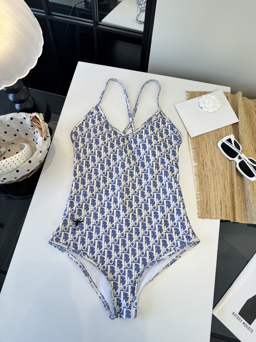 。Dior迪奥新连体比基尼👙泳衣，个性十足，超显水蛇腰，出游必备SM L XL