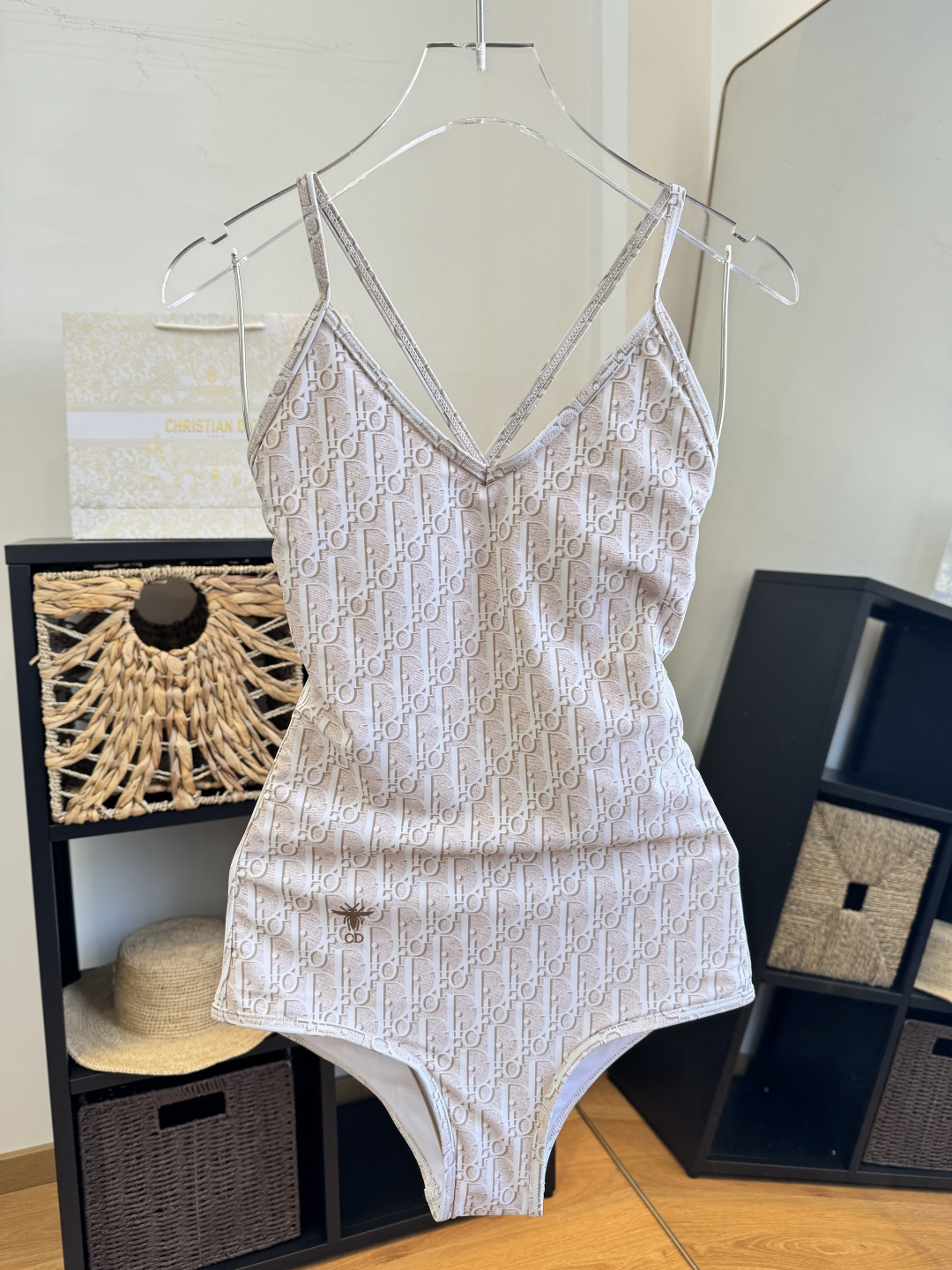 。Dior迪奥新连体比基尼👙泳衣，个性十足，超显水蛇腰，出游必备SM L XL