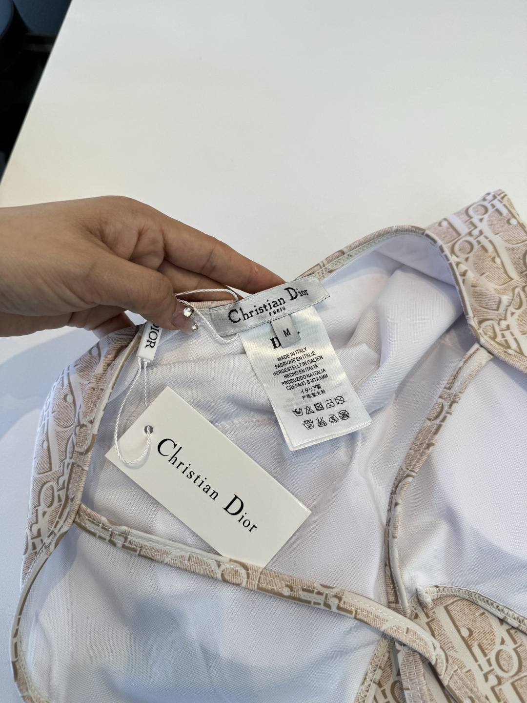 。Dior迪奥新连体比基尼👙泳衣，个性十足，超显水蛇腰，出游必备SM L XL