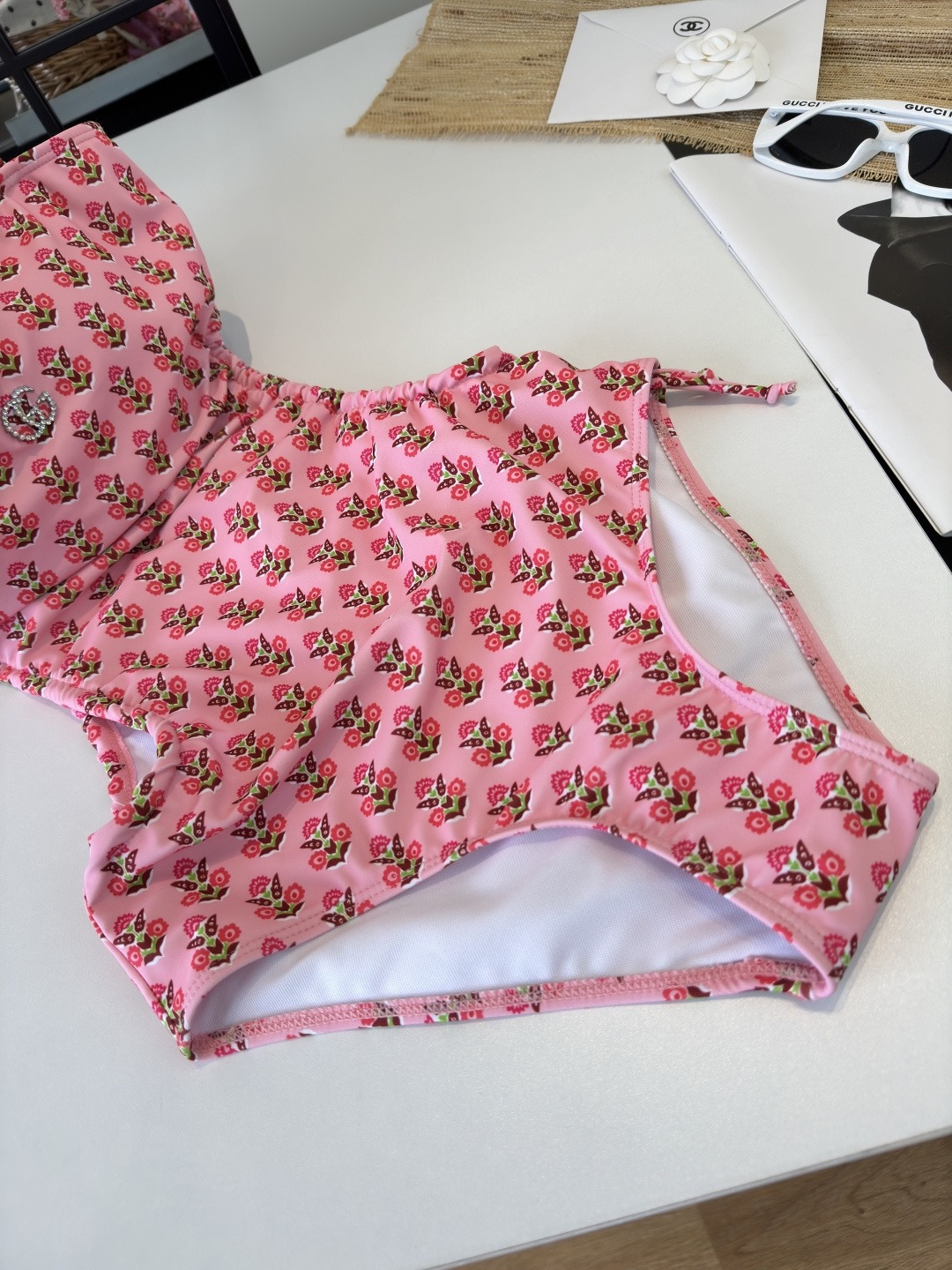 。Gucci古奇连体泳衣 😍🥰适合多种场景的游泳衣🏊‍♀️海边 游泳池 温泉 水上乐园 漂流都可以😌内搭