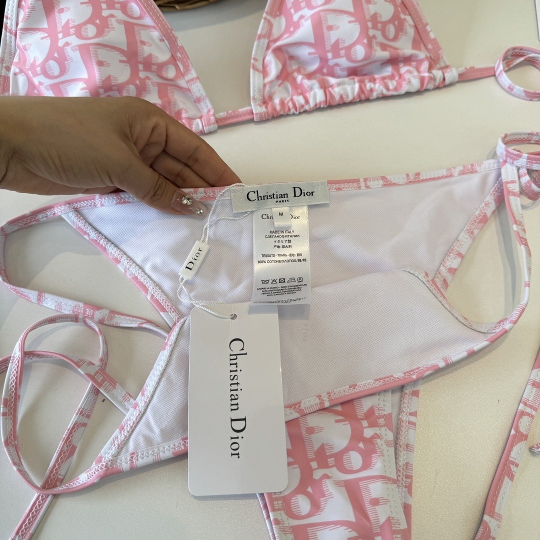 。Dior迪奥比基尼👙❤️😍🥰适合多种场景的游泳衣🏊‍♀️海边 游泳池 温泉 水上乐园 漂流都可以😌内搭