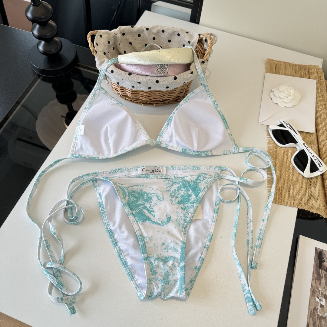 。Dior迪奥 新款比基尼泳衣👙❤️😍🥰适合多种场景的游泳衣🏊‍♀️海边 游泳池 温泉 水上乐园 漂流都