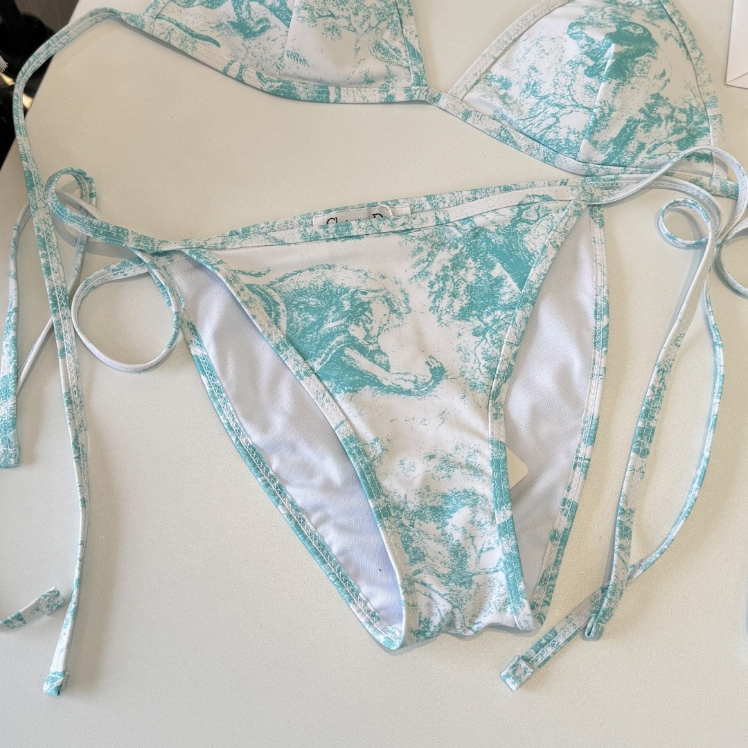 。Dior迪奥 新款比基尼泳衣👙❤️😍🥰适合多种场景的游泳衣🏊‍♀️海边 游泳池 温泉 水上乐园 漂流都