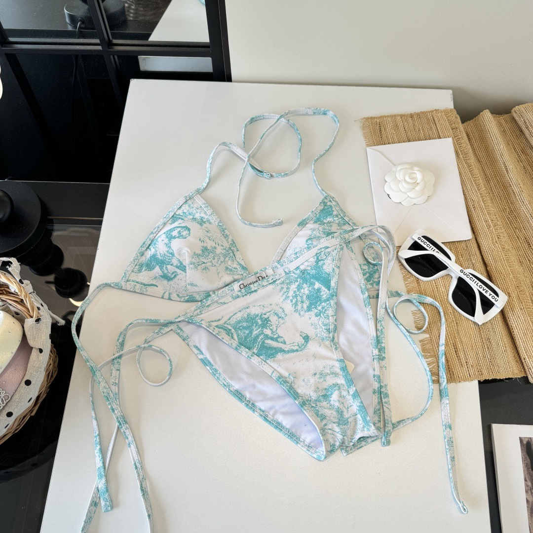。Dior迪奥 新款比基尼泳衣👙❤️😍🥰适合多种场景的游泳衣🏊‍♀️海边 游泳池 温泉 水上乐园 漂流都