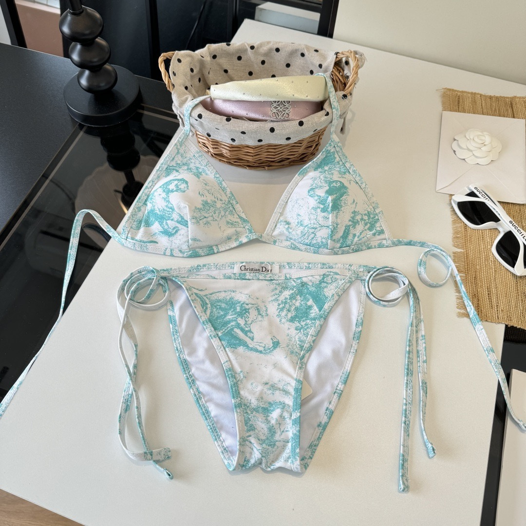 。Dior迪奥 新款比基尼泳衣👙❤️😍🥰适合多种场景的游泳衣🏊‍♀️海边 游泳池 温泉 水上乐园 漂流都