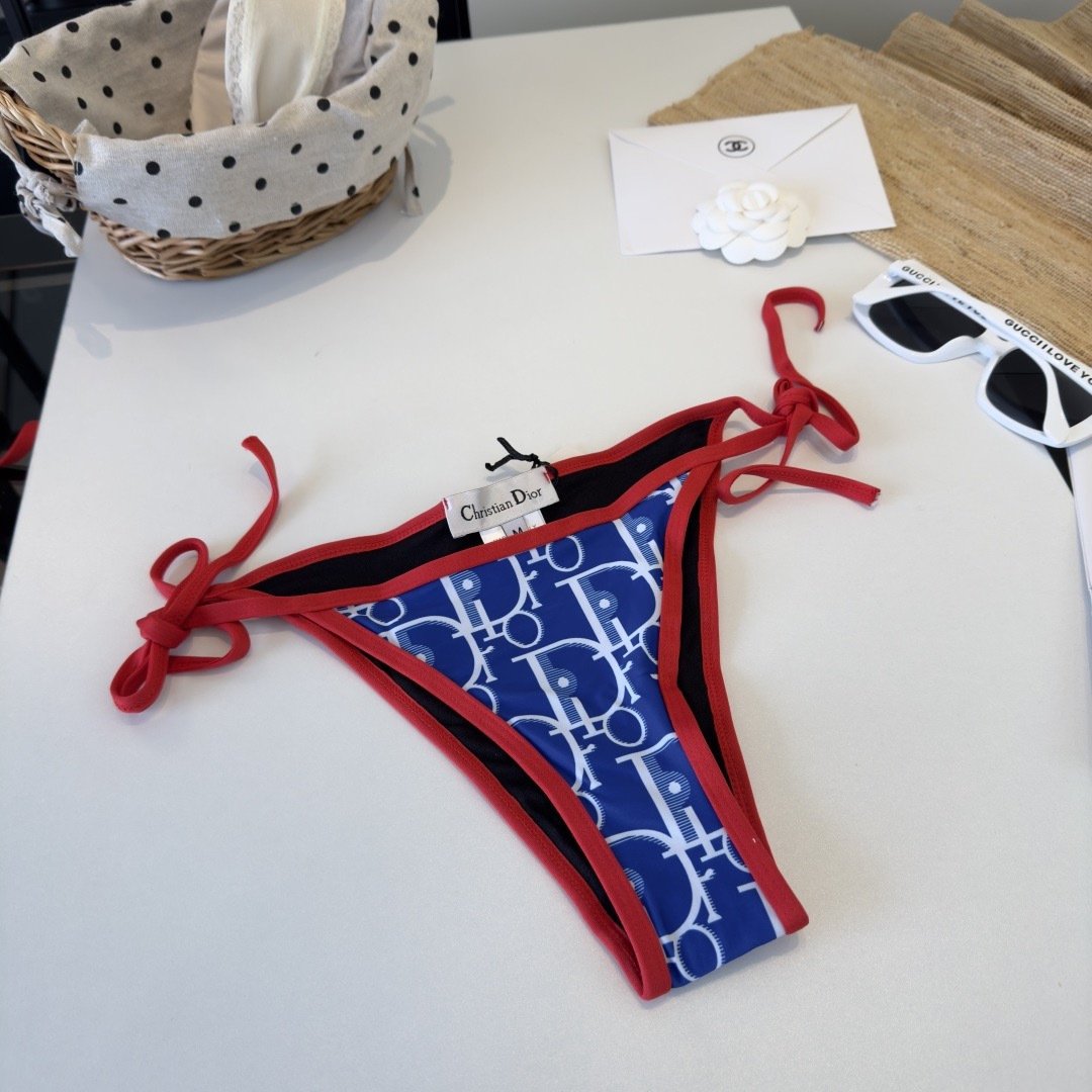 。Dior迪奥比基尼👙❤️😍🥰适合多种场景的游泳衣🏊‍♀️海边 游泳池 温泉 水上乐园 漂流都可以😌内搭