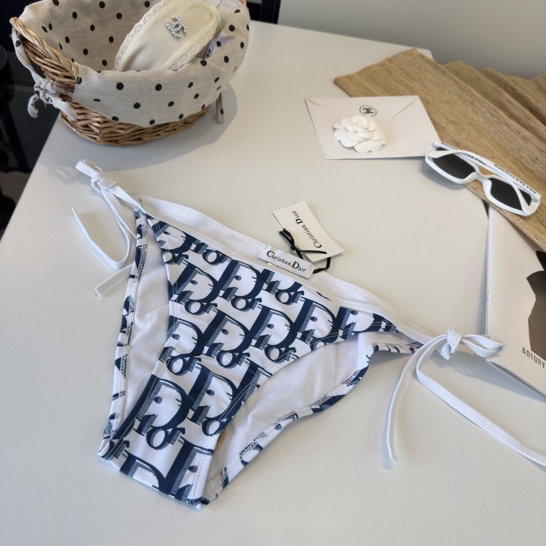 。Dior迪奥比基尼👙❤️😍🥰适合多种场景的游泳衣🏊‍♀️海边 游泳池 温泉 水上乐园 漂流都可以😌内搭