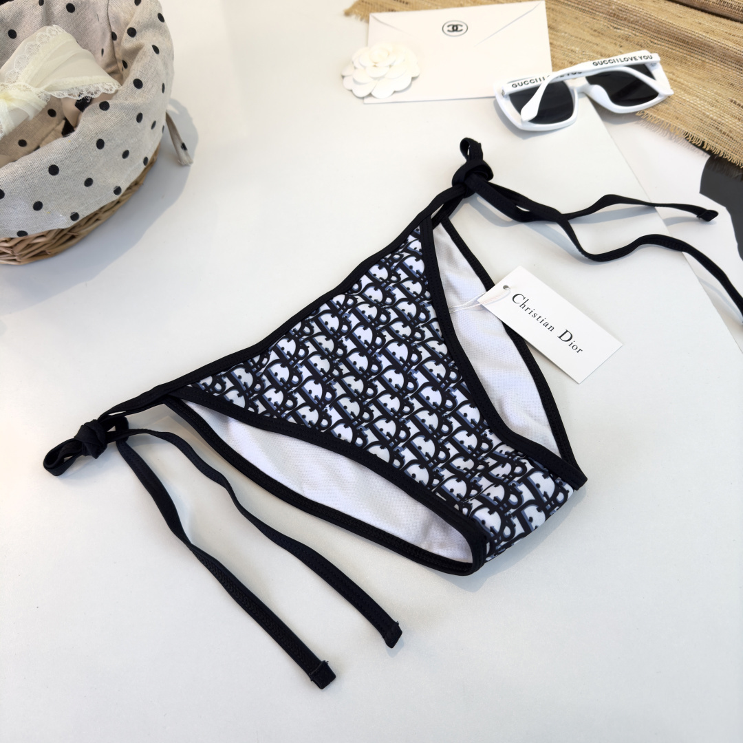 。Dior迪奥 新款比基尼泳衣👙❤️😍🥰适合多种场景的游泳衣🏊‍♀️海边 游泳池 温泉 水上乐园 漂流都