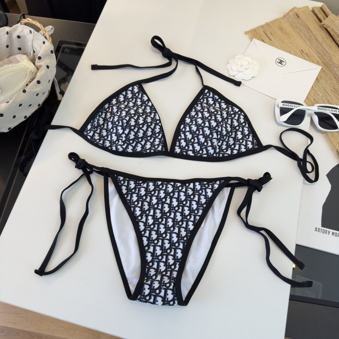 。Dior迪奥 新款比基尼泳衣👙❤️😍🥰适合多种场景的游泳衣🏊‍♀️海边 游泳池 温泉 水上乐园 漂流都
