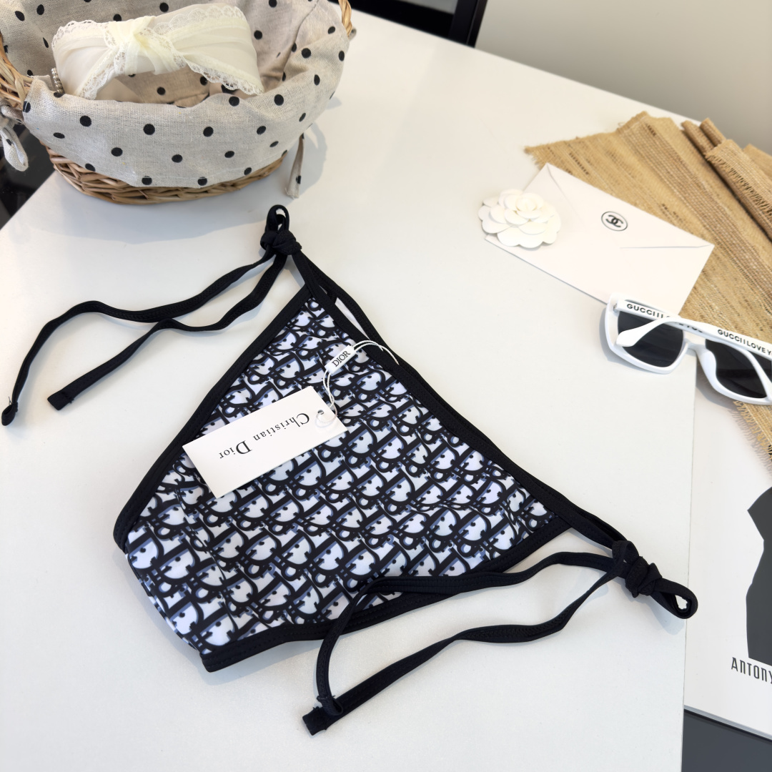 。Dior迪奥 新款比基尼泳衣👙❤️😍🥰适合多种场景的游泳衣🏊‍♀️海边 游泳池 温泉 水上乐园 漂流都