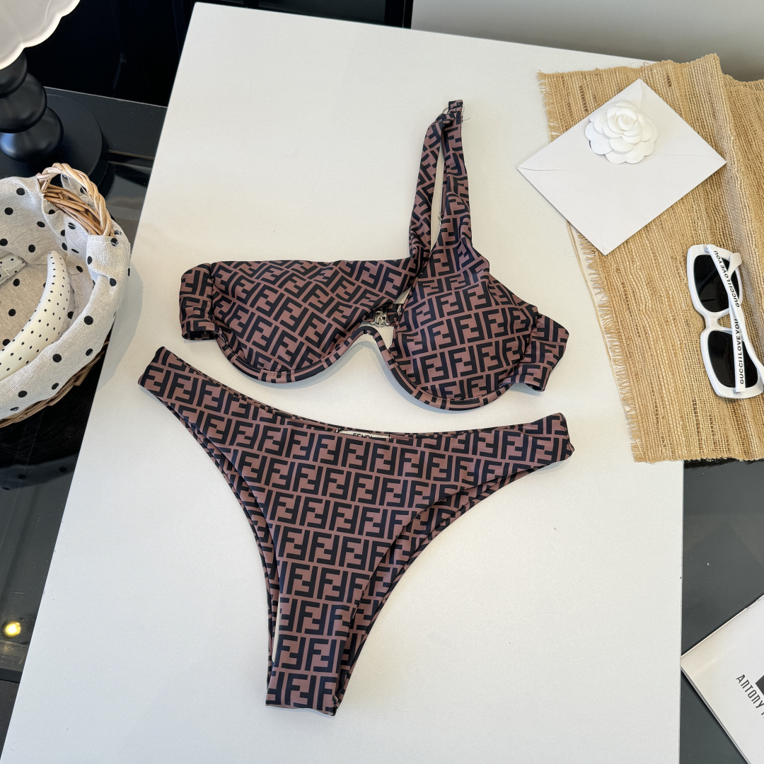 。Chanel香奈儿新款比基尼泳衣👙❤️😍🥰适合多种场景的游泳衣🏊‍♀️海边 游泳池 温泉 水上乐园 漂