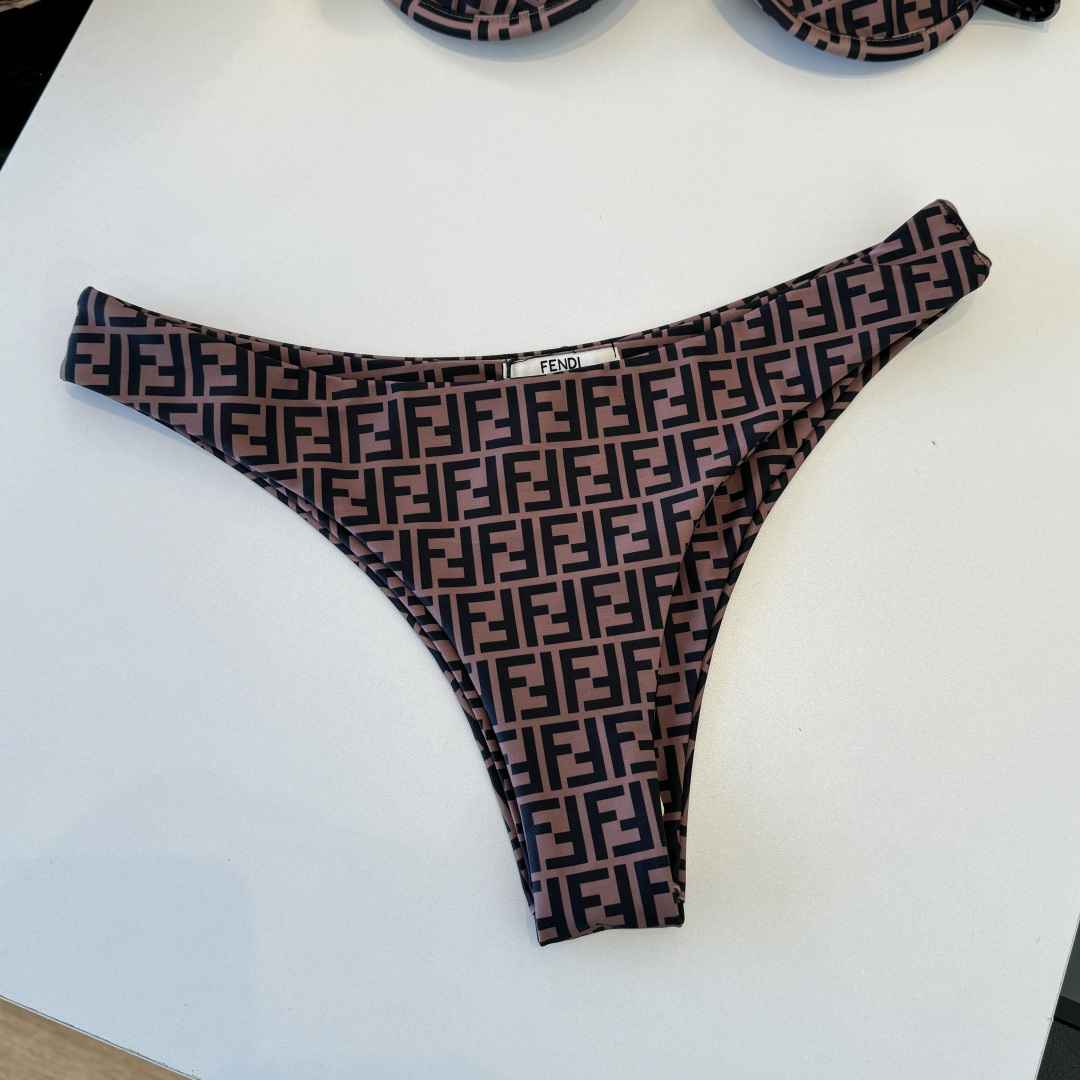 。Chanel香奈儿新款比基尼泳衣👙❤️😍🥰适合多种场景的游泳衣🏊‍♀️海边 游泳池 温泉 水上乐园 漂