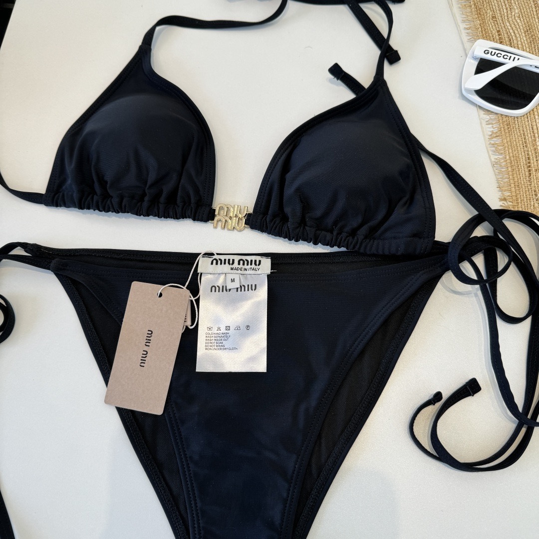 。miumiu缪缪新款分体比基尼泳衣👙❤️😍🥰适合多种场景的游泳衣🏊‍♀️海边 游泳池 温泉 水上乐园 