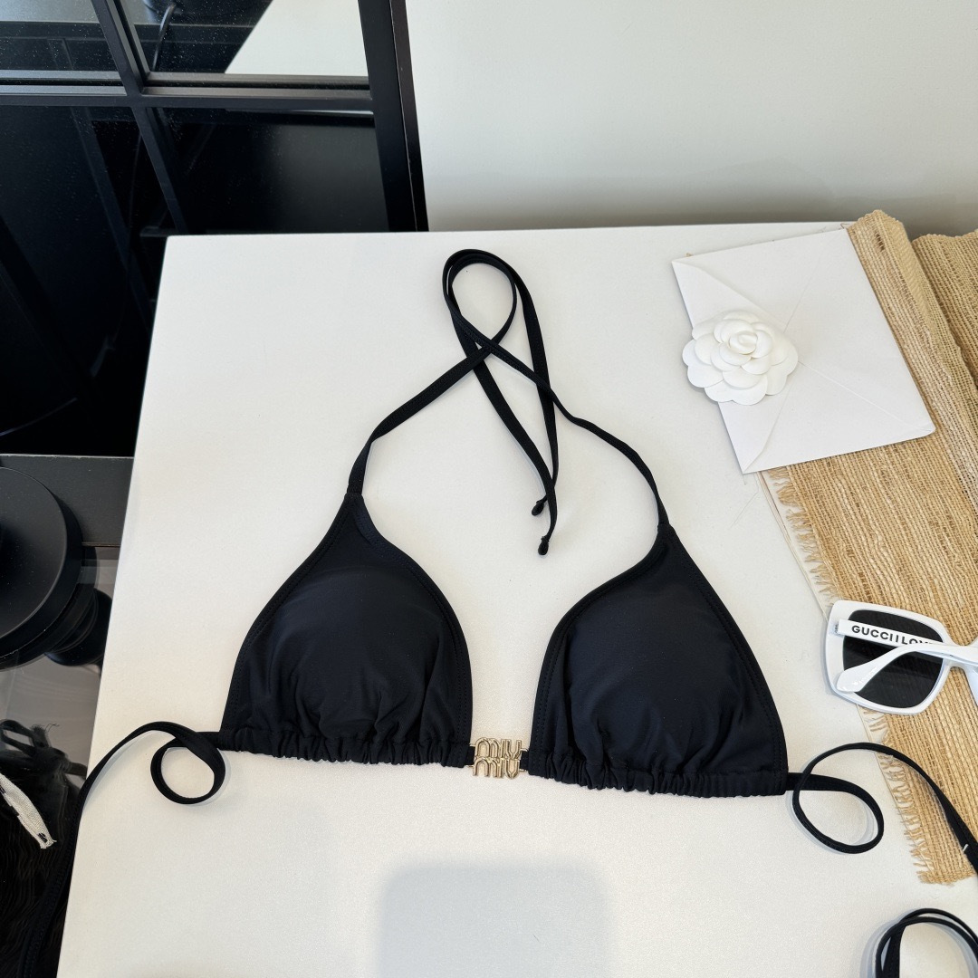 。miumiu缪缪新款分体比基尼泳衣👙❤️😍🥰适合多种场景的游泳衣🏊‍♀️海边 游泳池 温泉 水上乐园 