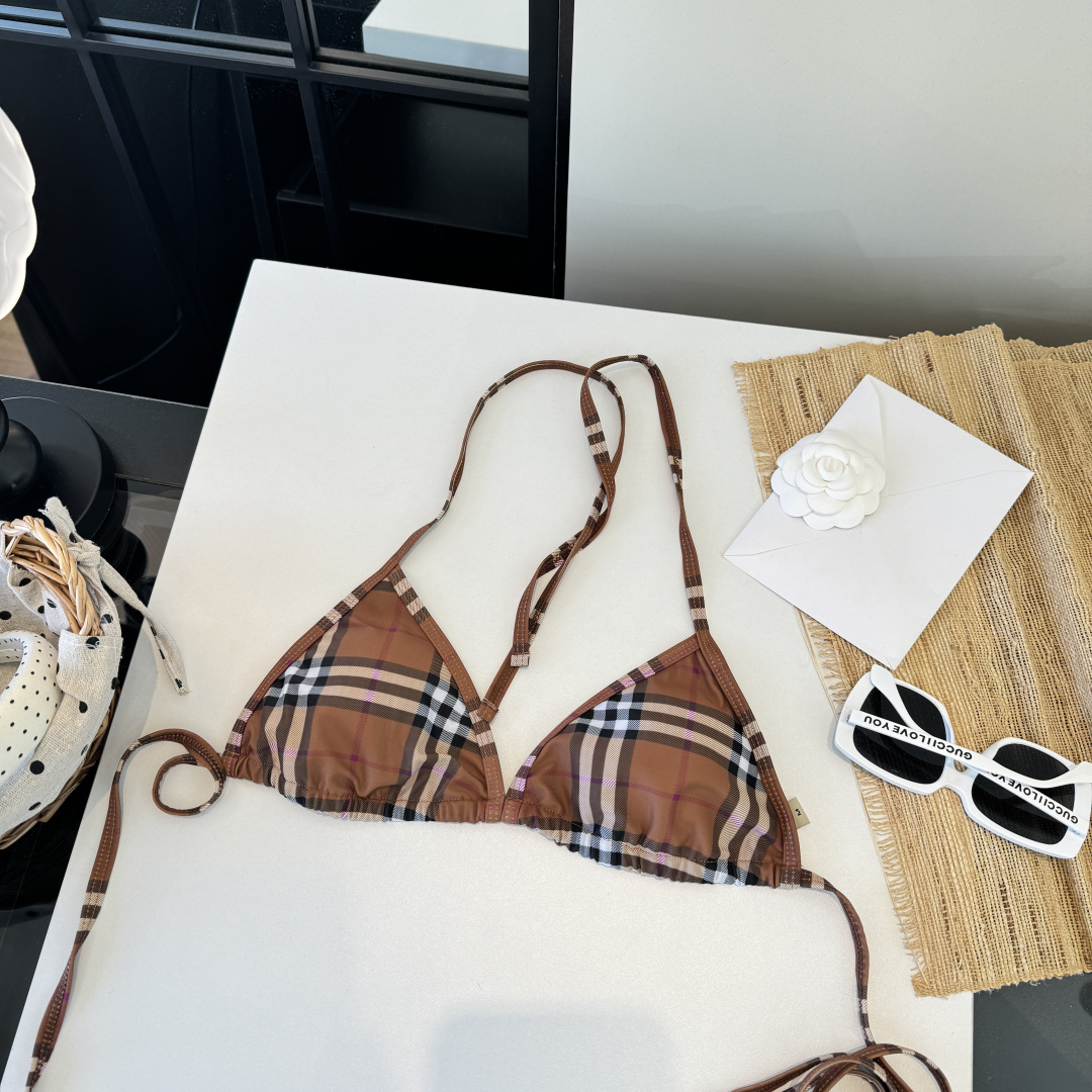 。巴宝莉Burberry比基尼👙 上身超级棒！同步各大专柜发售，自然而然呈现时尚感！十分减龄，具有年轻活