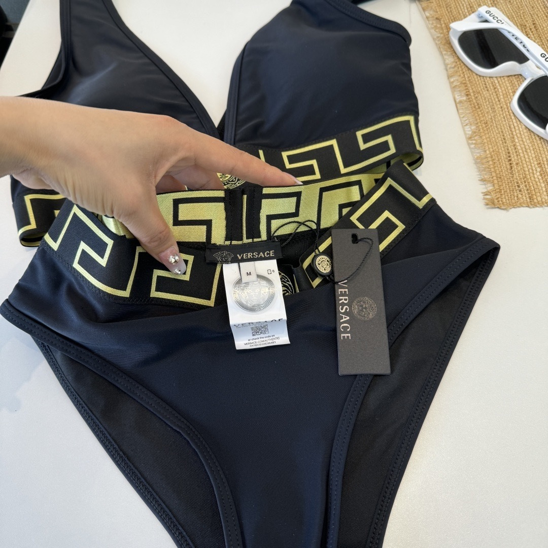 。范思哲分体比基尼👙泳衣 😍🥰适合多种场景的游泳衣🏊‍♀️海边 游泳池 温泉 水上乐园 漂流都可以😌内搭