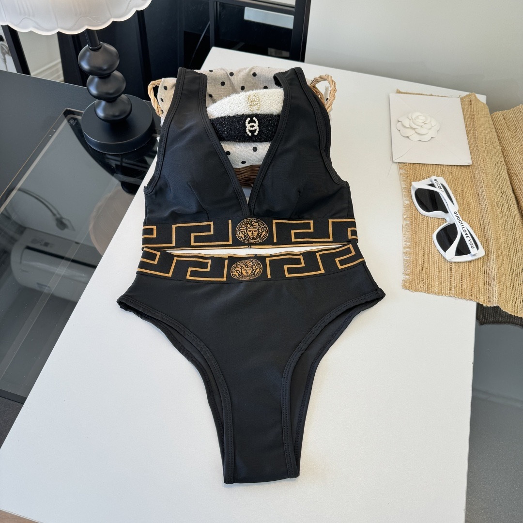 。范思哲分体比基尼👙泳衣 😍🥰适合多种场景的游泳衣🏊‍♀️海边 游泳池 温泉 水上乐园 漂流都可以😌内搭