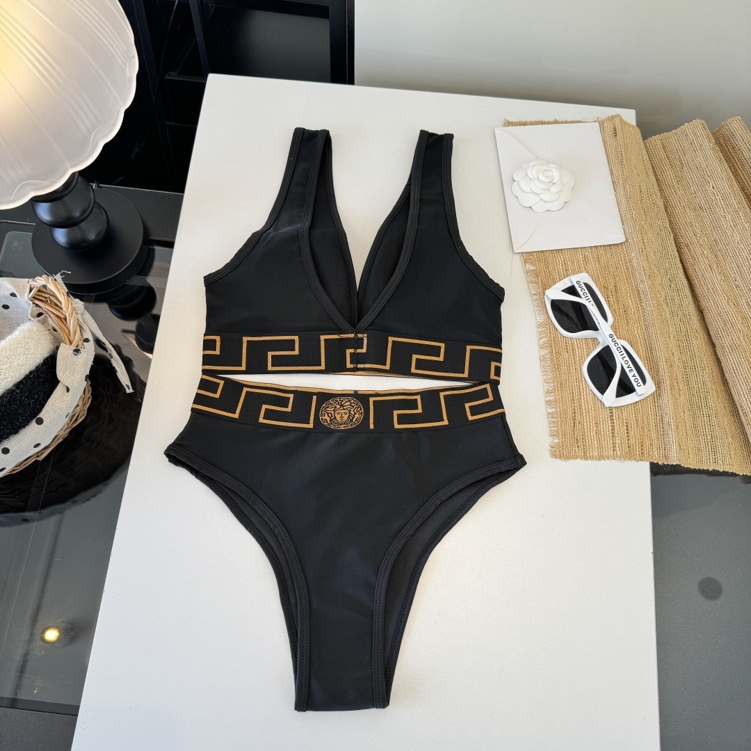 。范思哲分体比基尼👙泳衣 😍🥰适合多种场景的游泳衣🏊‍♀️海边 游泳池 温泉 水上乐园 漂流都可以😌内搭