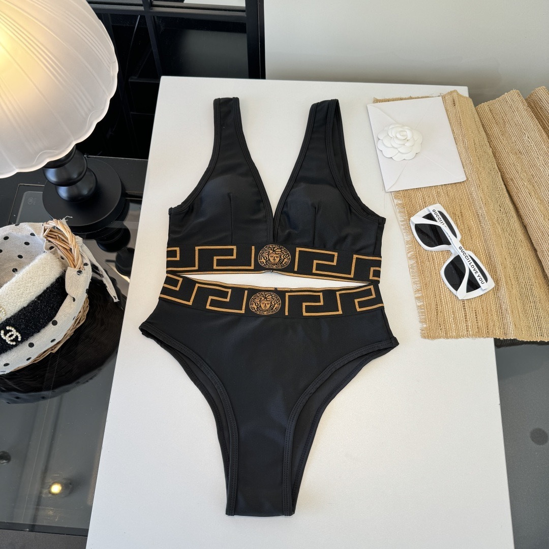 。范思哲分体比基尼👙泳衣 😍🥰适合多种场景的游泳衣🏊‍♀️海边 游泳池 温泉 水上乐园 漂流都可以😌内搭