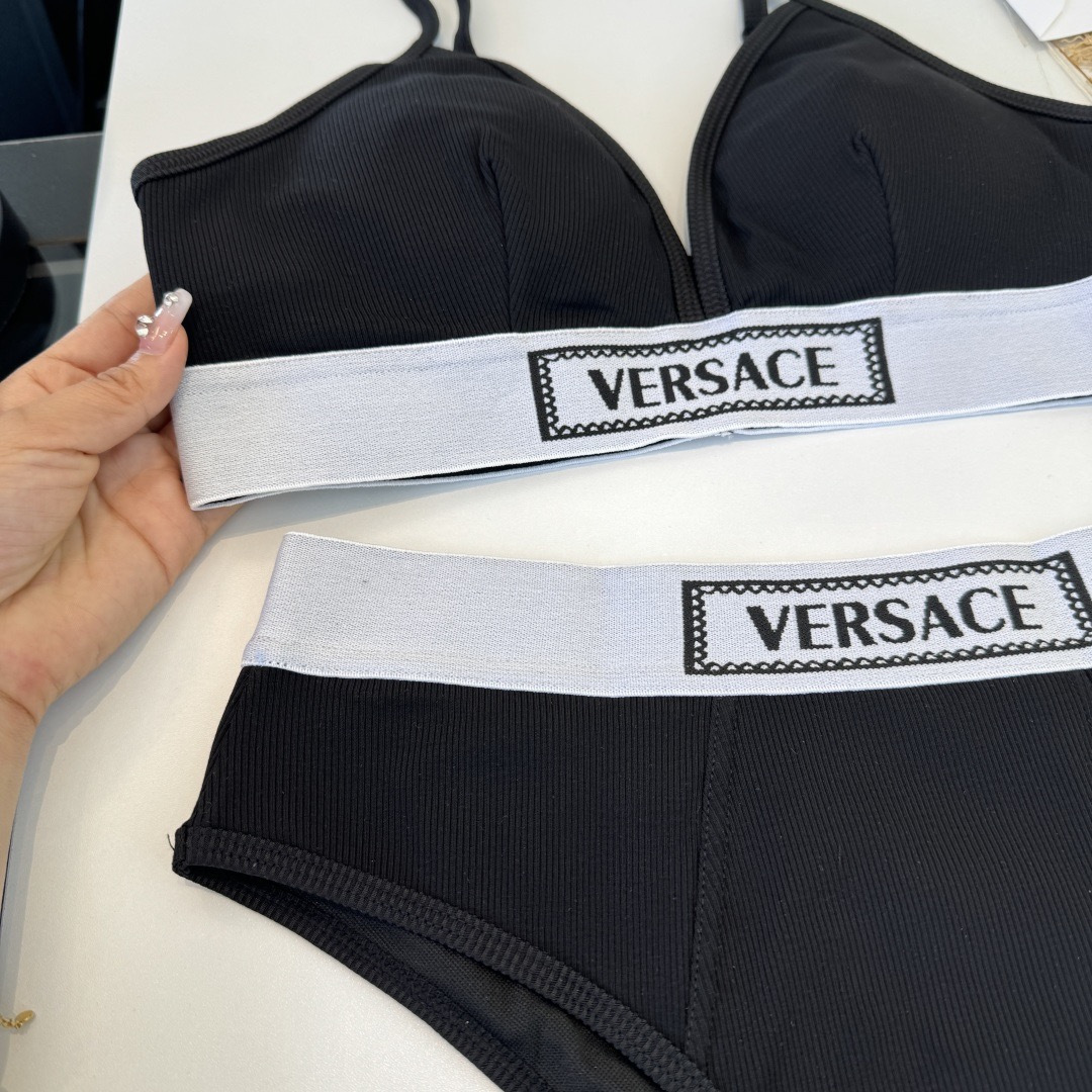 。范思哲分体比基尼👙泳衣 😍🥰适合多种场景的游泳衣🏊‍♀️海边 游泳池 温泉 水上乐园 漂流都可以😌内搭