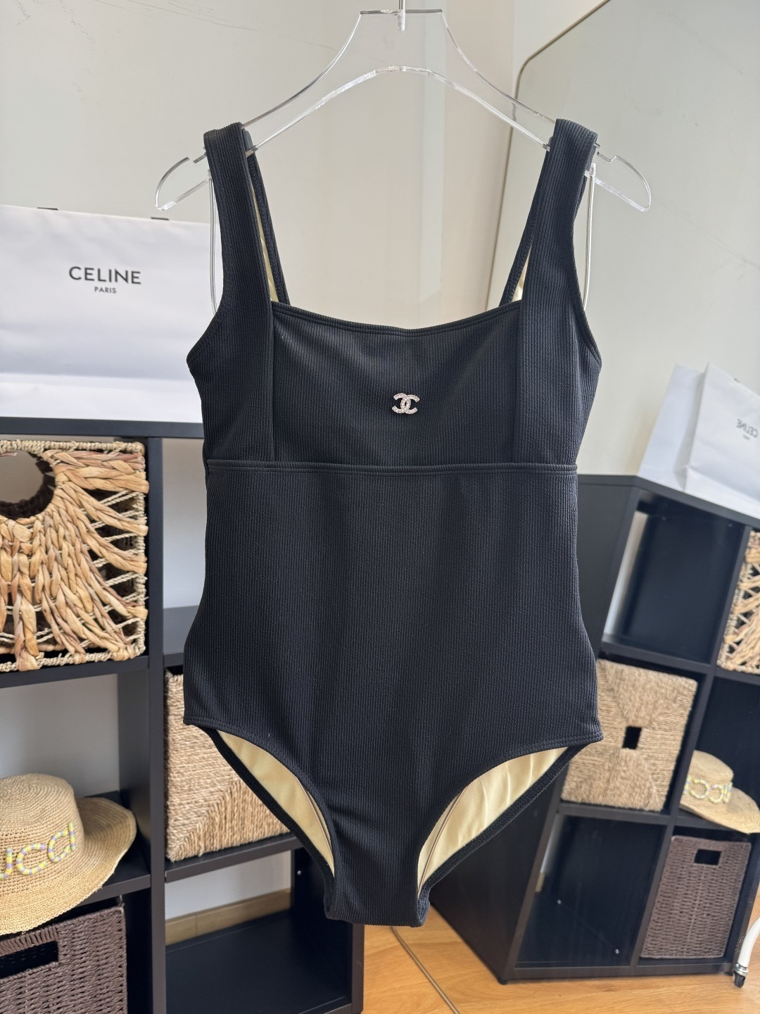 。Chanel 香奈儿连体泳衣 😍🥰适合多种场景的游泳衣🏊‍♀️海边 游泳池 温泉 水上乐园 漂流都可以