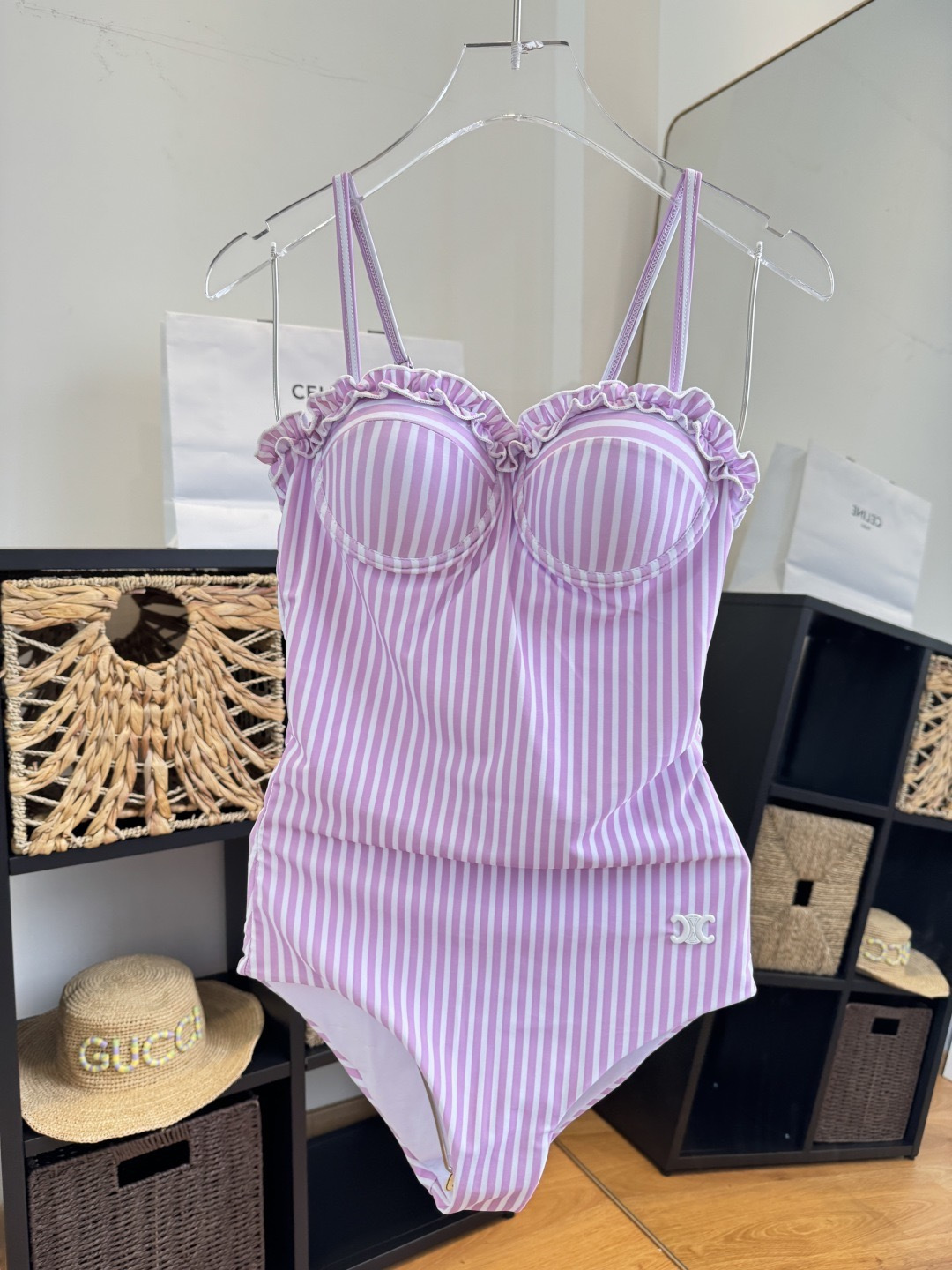 。Celine赛琳新款连体泳衣😍🥰适合多种场景的游泳衣🏊‍♀️海边 游泳池 温泉 水上乐园 漂流都可以😌