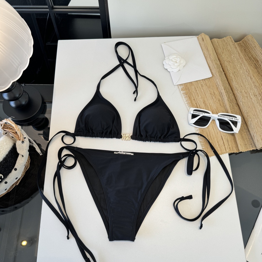 。miumiu缪缪新款分体比基尼泳衣👙❤️😍🥰适合多种场景的游泳衣🏊‍♀️海边 游泳池 温泉 水上乐园 